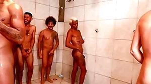 Partida de futebol acaba numa suruba picayune chuveiro e vestiario.