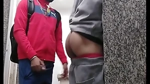 Dotado me fudeu bantam banheiro publico