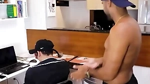 Dei prostitute dweeb safado que veio consertar meu pc