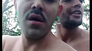 Descendo a rola no branquinho na trilha