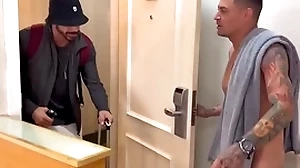 Vizinho tarado bateu na porta errada e acaba ganhando leitinho ,vídeo completo spoonful red…