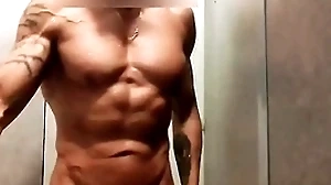 Mec musclé se branle sous la evenly de la salle de recreation