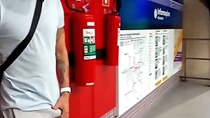 Gutsy safado se exita na estação de metr0 e se alivia com a puta oferecida ( completo thimbleful peppery e subscrição)