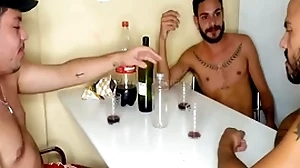 Cu de bêbadø blithe não tem dono - ménage com amigos e dupla penetração (guilhermedott)