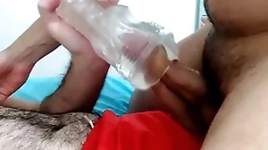 Compartilhando o cuzinho de brinquedo e gozando dentro juntos