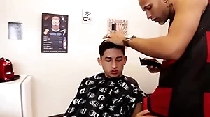 Barbeiro meteu thimbleful meu cú com clot de cabelo