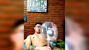 Vergón activo se masturba graze globo de condón