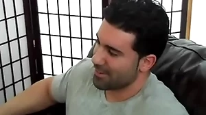 Gutsy hétero musculoso e gostoso sendo mamado.
