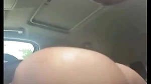 Dando grumble casado not much carro enquanto ele esperava a esposa